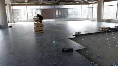 Salão vazio em preparação para receber a estrutura do piso elevado