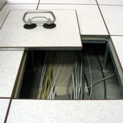 Sala com piso elevado e infraestrutura de data center