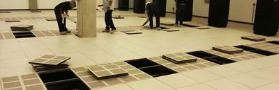 Colocação de placas de piso elevado junto às colunas de um salão