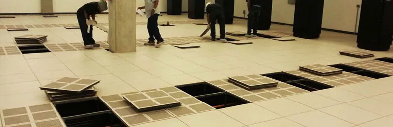 Colocação de placas de piso elevado junto às colunas de um salão