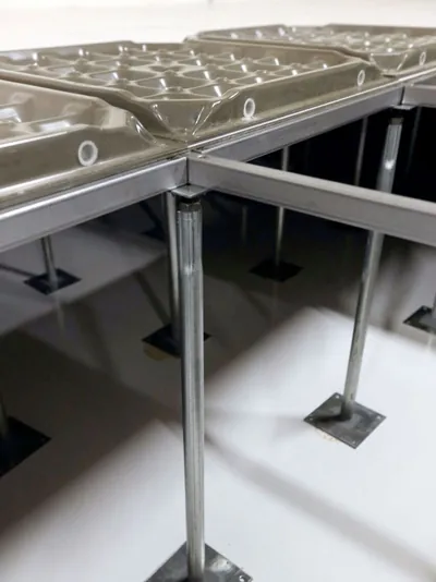 Pedestal de piso elevado com travessa e placas apoiadas