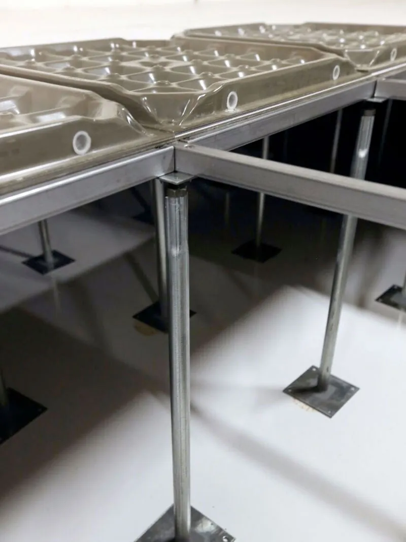 Pedestal de piso elevado com travessa e placas apoiadas