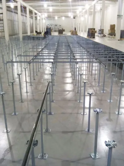 Grelha completa de pedestais e travessas antes da colocação das placas