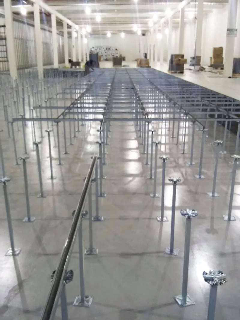 Grelha completa de pedestais e travessas antes da colocação das placas