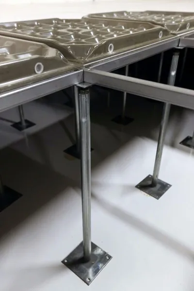Base quadrada de fixação de um pedestal de piso elevado