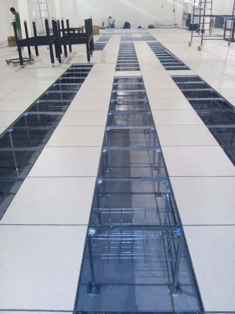 Vista sobre a estrutura do piso elevado com placas abertas