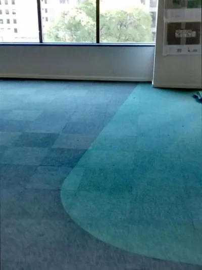 Piso vinílico em placas já assentado junto a uma janela